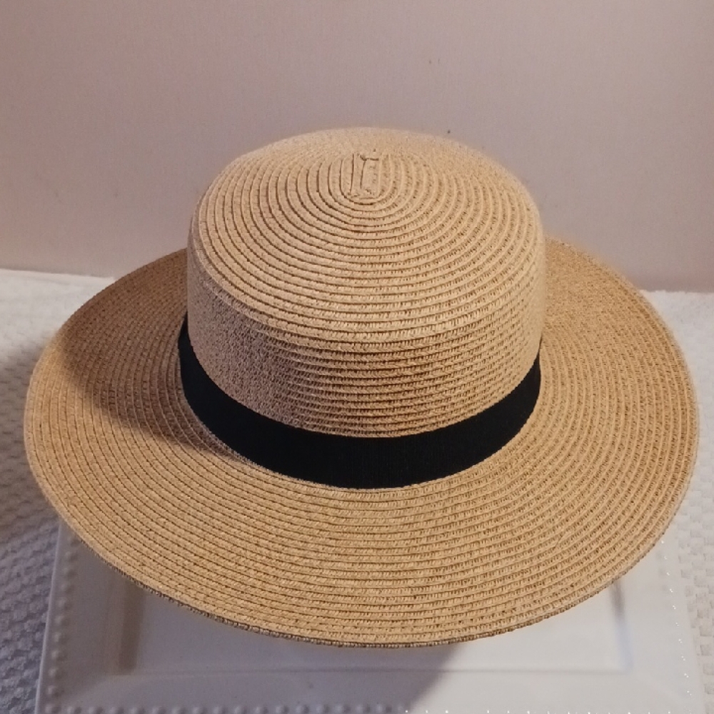 Elegant ⚜️ Nine West Tan Straw 🌾Hat with Black Band  ⚜️ New! 🌾⚜️🌞